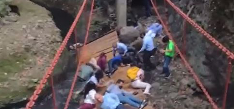 Insólito. Inauguran un puente peatonal colgante en Cuernavaca, México y este se desploma